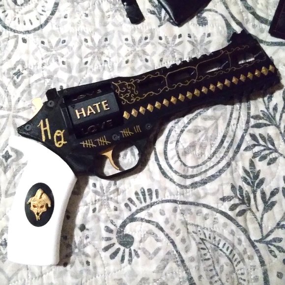 Accessories - Harley Quinn 3D printed Gun With Turnable Hate/ Love